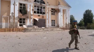 Український військовий в центрі Суджі. Це місто ЗСУ взяли під контроль в перші дні операції на Курщині