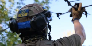 Я сам раніше був піхотинцем, тому знаю ситуацію з іншого боку. І мені шкода цих хлопців. Але ситуація така, що вони повинні покинути нашу країну. Тоді мені більше не доведеться на них полювати», — розповів Лекс.