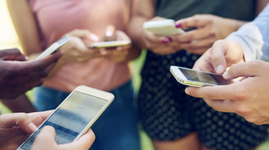 Звіт ВООЗ: Кожен десятий підліток має ознаки залежності від соцмереж та онлайн-ігор штаб інфо