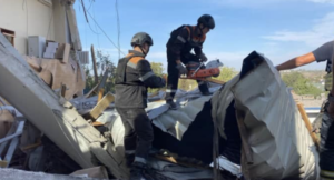 Джерело: голова Дніпропетровської ОВА Сергій Лисак, ДСНС Пряма мова Лисака: "Під завалами адмінбудівлі в Кривому Розі виявили тіло жінки. Таким чином, за інформацією на зараз, цим ранком ворог вбив у місті одну людину. П'ятеро постраждали." Деталі: Окрім пошкодження адмінбудівлі, внаслідок ракетного удару були зруйновані 23 приватні будинки, три дев’ятиповерхівки та навчальний заклад. Постраждали понад 80 автомобілів, серед яких вісім службових. За уточненою інформацією ДСНС, поранення отримали шестеро людей штаю інфо