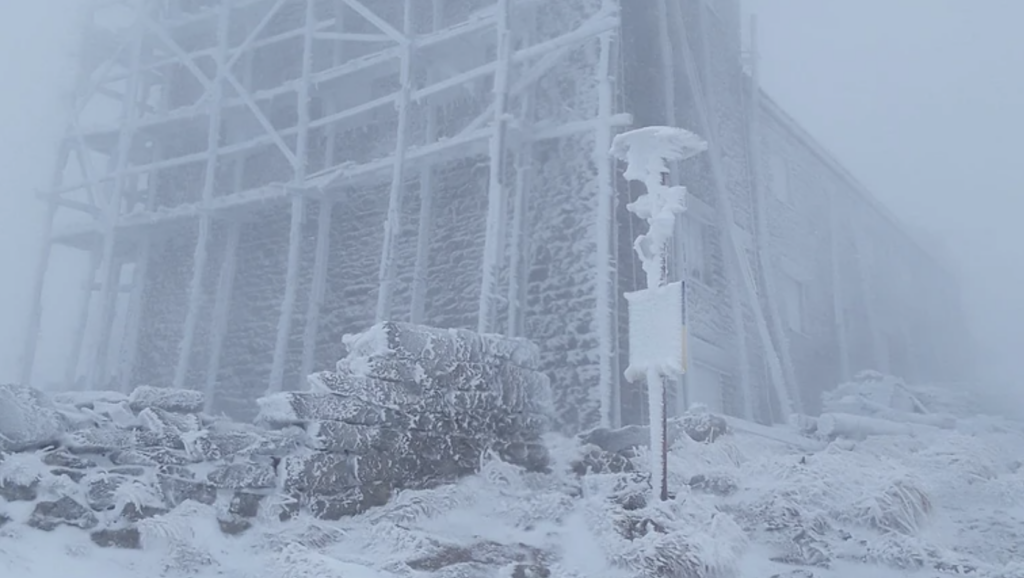 У Карпатах випав перший сніг: температура до -5°C штаб інфо