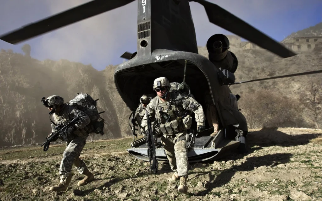 Soldiers of the US Army’s 101st Airborne Division carrying out a helicopter-borne assault in Afghanistan, 2008. Such operations would be suicide in a war like that in Ukraine today