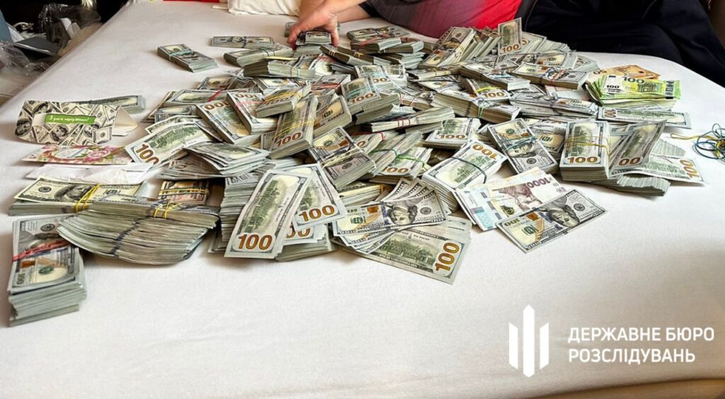 у керівниці МСЕК та її сина – керівника облуправління пенсійного фонду знайшли $6 млн.