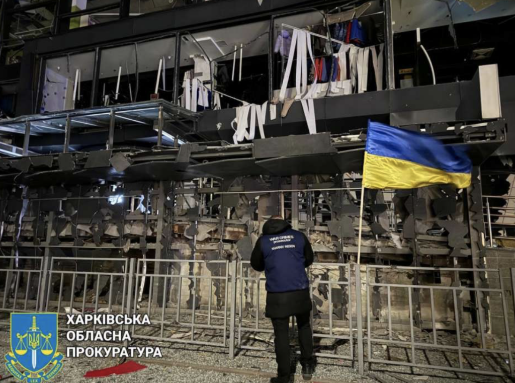 повідомляє Штаб.інфо з посиланням на органи прокуратури Харківщини. Вчора ввечері Харківщина зазнала масованого обстрілу з боку російських військ. Прокуратура Харківської області, в рамках досудового розслідування, почала розгляд справи про порушення законів та звичаїв війни. Унаслідок авіаударів, завданих 3 листопада, постраждали 15 людей, з яких 4 – співробітники поліції. У Холодногірському районі Харкова авіаційний боєприпас впав у річку біля місцевого ринку, пошкодивши близько 50 торгових павільйонів. У селищі Мала Данилівка обстріли зруйнували частину кладовища та пошкодили житлові будинки. Вилучені уламки вказують на використання боєприпасів ФАБ-250 з УМПК, що підтверджує масштабність завданих ударів штаб інфо