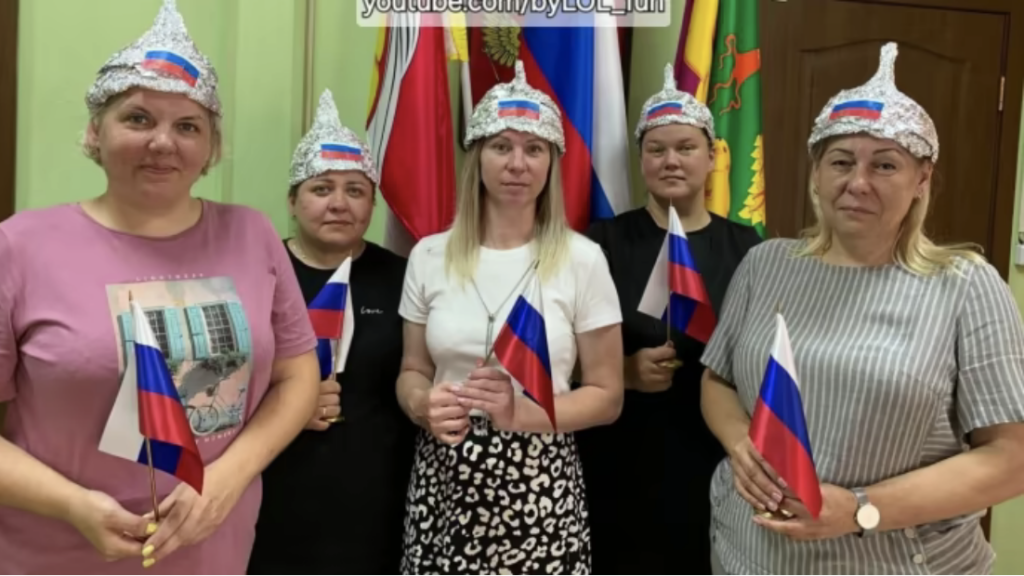 Пранкер змусив учителів у Росії створювати патріотичні шапочки з фольги, і міністерство їх похвалило штаб інфо