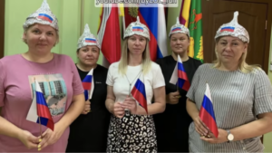 Пранкер змусив учителів у Росії створювати патріотичні шапочки з фольги, і міністерство їх похвалило штаб інфо