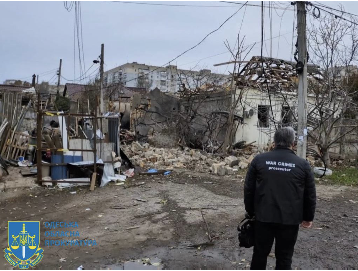 Одеська обласна прокуратура розпочала досудове розслідування за фактом порушення законів та звичаїв війни відповідно до ч. 1 ст. 438 КК України. За інформацією слідства, в ніч на 10 листопада війська рф здійснили масовану атаку за допомогою безпілотних літальних апаратів, спрямовану на місто Одесу. У результаті обстрілу постраждали двоє мешканців приватного будинку в Пересипському районі. Під час атаки було пошкоджено приватні будинки, адміністративні будівлі, гаражний кооператив, склади, автомобілі та торговельні об'єкти, зокрема кіоски та павільйони на території місцевого ринку. Наразі тривають огляди місць подій, ведеться фіксація руйнувань та пошкоджень. Прокурори разом із правоохоронцями документують наслідки збройної агресії рф, щоб встановити повний масштаб пошкоджень штаб інфо