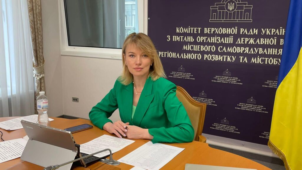 голова парламентського Комітету з питань організації державної влади, місцевого самоврядування, регіонального розвитку і містобудування та очільниця партії «Слуга Народу» Олена Шуляк.