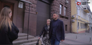 Основні деталі Журналісти «Слідства.Інфо» з'ясували, що сім’я Олександра Говорущака мешкає у будинку в передмісті Києва, вартість якого, за даними ринку, може складати 14,5 мільйона гривень. Водночас у декларації дружини Говорущака вказана сума у 4,5 мільйона гривень. Крім того, журналісти повідомляють про ще близько 20 мільйонів гривень, витрачених його тестем і тещею на інше майно. Олександр Говорущак звернувся до суду з вимогою спростування та видалення опублікованої інформації, заявляючи, що журналісти нібито порушили принципи перевірки фактів. Він також вимагає 40 тисяч гривень моральної компенсації з редакції та авторки розслідування Яни Корнійчук. Що відомо з позовної заяви Витрати на будинок: Говорущак надав документи, за якими вартість будівництва будинку та придбання ділянки становила 4,5 мільйона гривень. Журналісти, однак, стверджують, що майно продавалося вже готовим, а ринкова вартість значно перевищує задекларовану. Службова квартира: У позові Говорущак підтвердив проживання в заміському будинку, але водночас продовжує користуватися службовою квартирою, яку досі не повернув. Дохід родини: За його словами, він і його дружина заробили понад 17 мільйонів гривень за роки подружнього життя, що, на його думку, виправдовує витрати. Реакція журналістів і юристів Редакторка-засновниця «Слідства.Інфо» Анна Бабінець зазначила, що позов відкрив нові деталі, які Говорущак раніше не розкривав. Наприклад, підтвердження проживання в будинку, що підвищує питання щодо його службової квартири. Медіаюристка Оксана Максименюк наголошує, що публічні особи, особливо ті, які займаються розслідуванням корупційних злочинів, повинні бути готові до перевірок журналістів. «Це необхідна ціна за публічність, особливо якщо посадовці декларують дані, які можуть суперечити фактичним,» — зазначає Максименюк. Передісторія Олександр Говорущак з 2020 року працює в ДБР, розслідуючи злочини правоохоронців та суддів. Його рідня, за даними журналістів, останніми роками придбала майно вартістю понад 35 мільйонів гривень. Розслідування «Слідства.Інфо» стало підставою для судового позову з боку Говорущака. Ця ситуація вкотре порушує питання прозорості та достовірності декларацій публічних осіб. штаб інфо