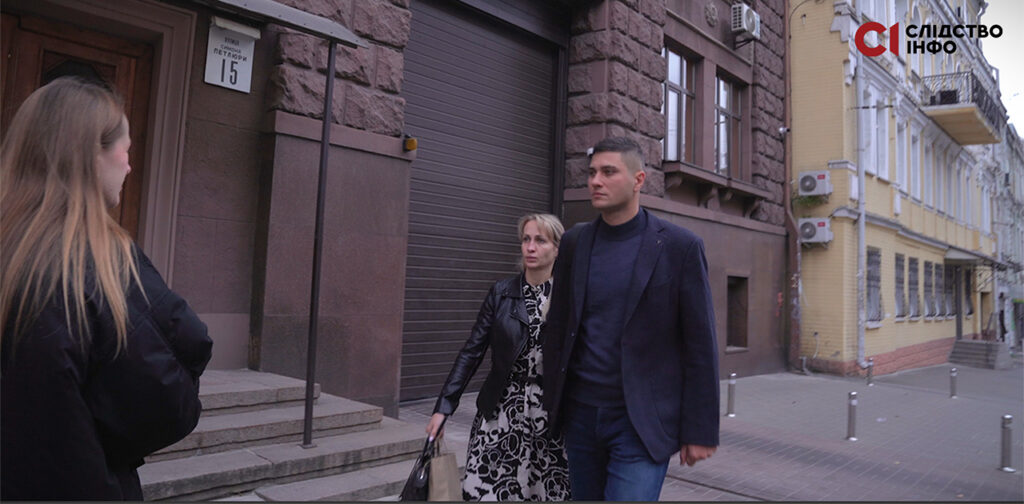 Основні деталі Журналісти «Слідства.Інфо» з'ясували, що сім’я Олександра Говорущака мешкає у будинку в передмісті Києва, вартість якого, за даними ринку, може складати 14,5 мільйона гривень. Водночас у декларації дружини Говорущака вказана сума у 4,5 мільйона гривень. Крім того, журналісти повідомляють про ще близько 20 мільйонів гривень, витрачених його тестем і тещею на інше майно. Олександр Говорущак звернувся до суду з вимогою спростування та видалення опублікованої інформації, заявляючи, що журналісти нібито порушили принципи перевірки фактів. Він також вимагає 40 тисяч гривень моральної компенсації з редакції та авторки розслідування Яни Корнійчук. Що відомо з позовної заяви Витрати на будинок: Говорущак надав документи, за якими вартість будівництва будинку та придбання ділянки становила 4,5 мільйона гривень. Журналісти, однак, стверджують, що майно продавалося вже готовим, а ринкова вартість значно перевищує задекларовану. Службова квартира: У позові Говорущак підтвердив проживання в заміському будинку, але водночас продовжує користуватися службовою квартирою, яку досі не повернув. Дохід родини: За його словами, він і його дружина заробили понад 17 мільйонів гривень за роки подружнього життя, що, на його думку, виправдовує витрати. Реакція журналістів і юристів Редакторка-засновниця «Слідства.Інфо» Анна Бабінець зазначила, що позов відкрив нові деталі, які Говорущак раніше не розкривав. Наприклад, підтвердження проживання в будинку, що підвищує питання щодо його службової квартири. Медіаюристка Оксана Максименюк наголошує, що публічні особи, особливо ті, які займаються розслідуванням корупційних злочинів, повинні бути готові до перевірок журналістів. «Це необхідна ціна за публічність, особливо якщо посадовці декларують дані, які можуть суперечити фактичним,» — зазначає Максименюк. Передісторія Олександр Говорущак з 2020 року працює в ДБР, розслідуючи злочини правоохоронців та суддів. Його рідня, за даними журналістів, останніми роками придбала майно вартістю понад 35 мільйонів гривень. Розслідування «Слідства.Інфо» стало підставою для судового позову з боку Говорущака. Ця ситуація вкотре порушує питання прозорості та достовірності декларацій публічних осіб. штаб інфо