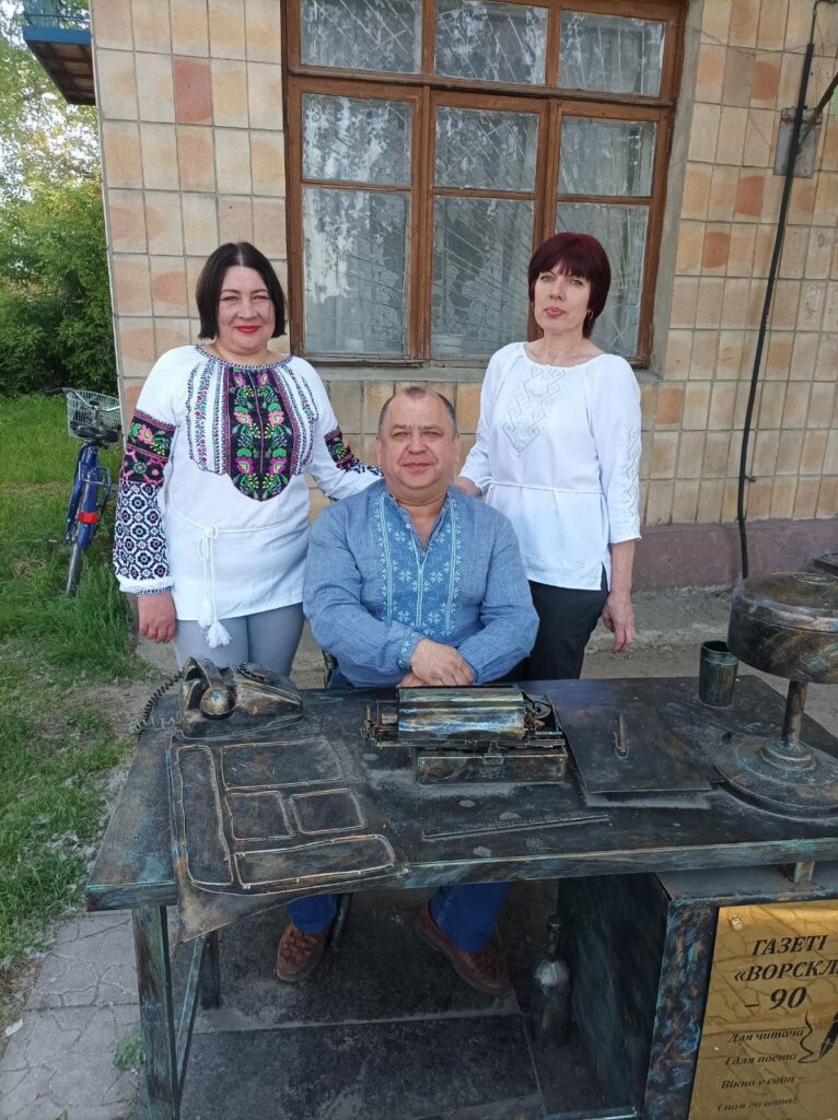 Невеличкий колектив газети «Ворскла»: сидить Олексій Пасюга, зліва Наталія Пасюга, справа - Олена Тягленко.