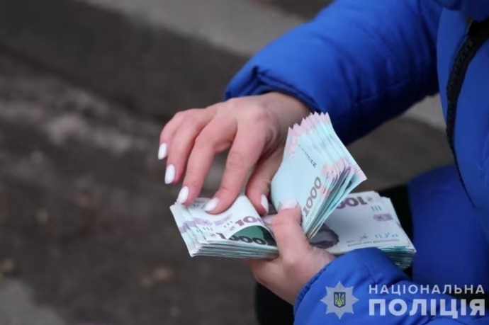 У Києві затримали чиновницю лікарні за вимагання $5 тис. хабаря у військового за підтвердження інвалідності - , Штаб.інфо