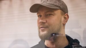 Перед засіданням Сергій Гнезділов нагадав про бажання повернутися до військової частини