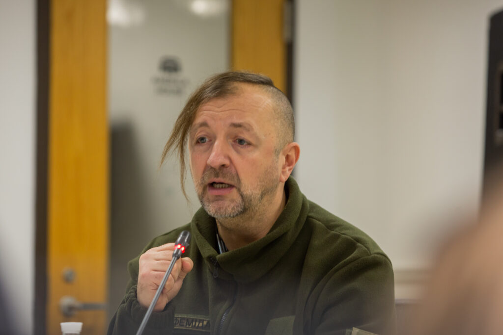Едуард Леонов, командир добровольчого формування 'Феміда', виступає на Конституційних студіях у Києві