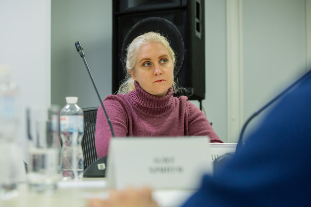 Еліна Шишкіна, учасниця платформи 'Конституційні студії', під час дискусії в 'Американському домі' у Києв