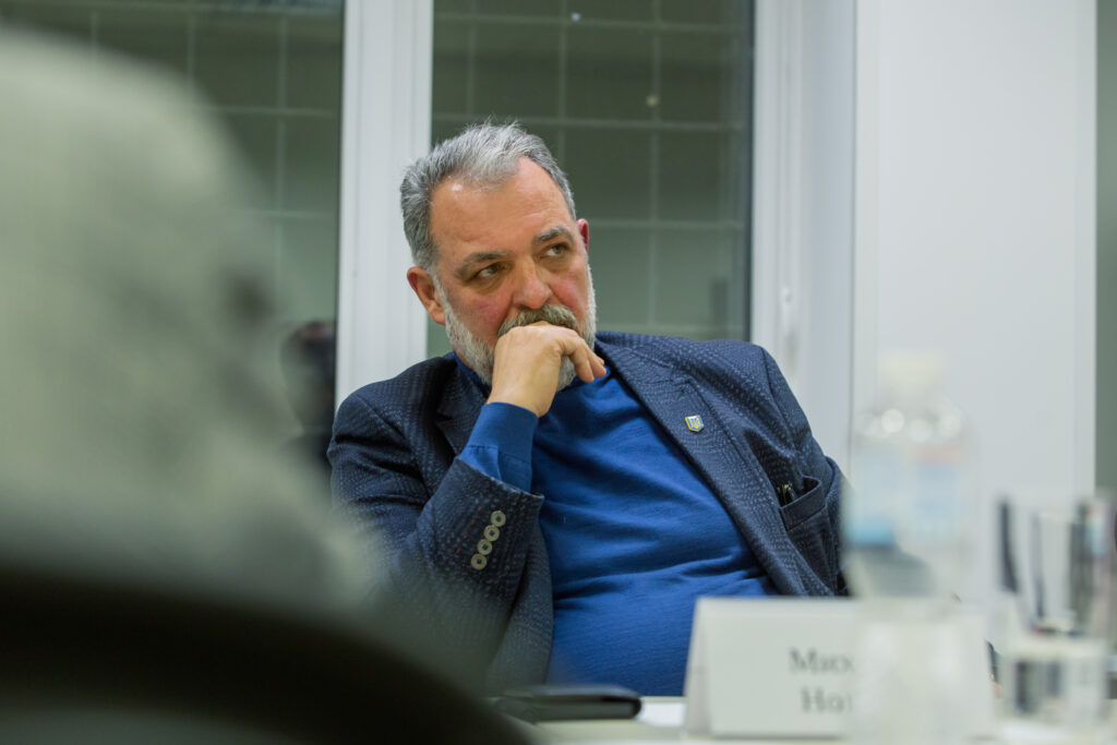 Михайло Новіков, народний депутат Верховної Ради України, виступає на Конституційних студіях у Києві