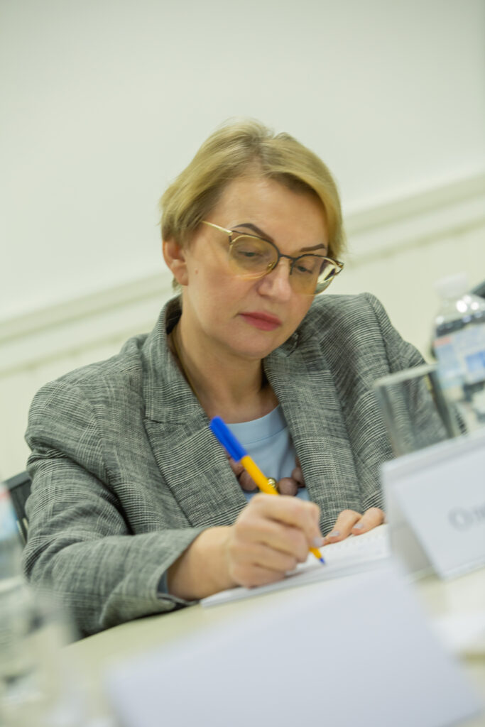 Олена Ситник, суддя Верховного Суду, ділиться своїми думками під час Конституційних студій у Києві