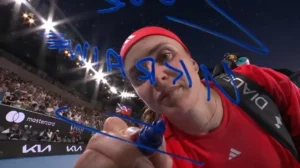 Еліна залишила на камері зворушливе послання, написавши «Love Ukraine» [Люблю Україну].