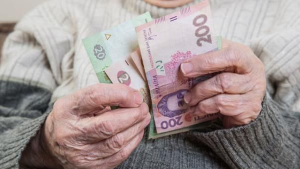 З 1 січня 2025 року громадяни України, які досягли 60-річного віку, можуть отримати пенсію за наявності 32 років страхового стажу.