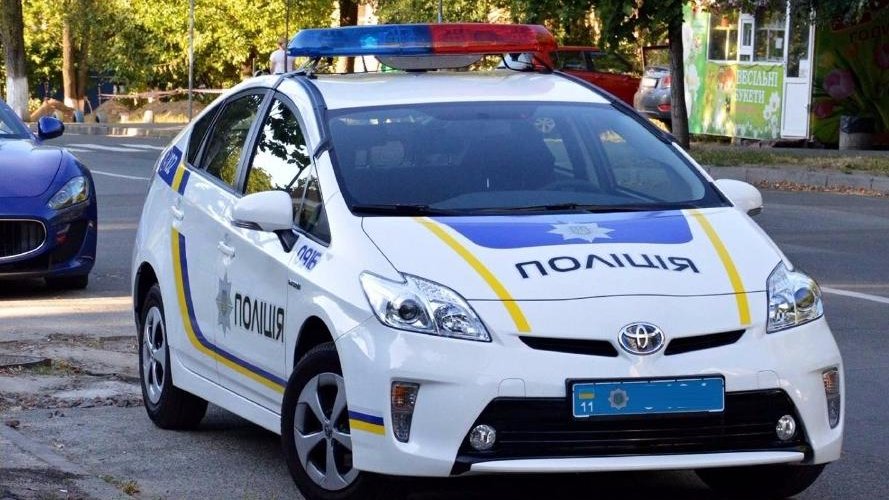 На Київщині молодик справив нужду на поліцейське авто — його затримали Штаб.інфо