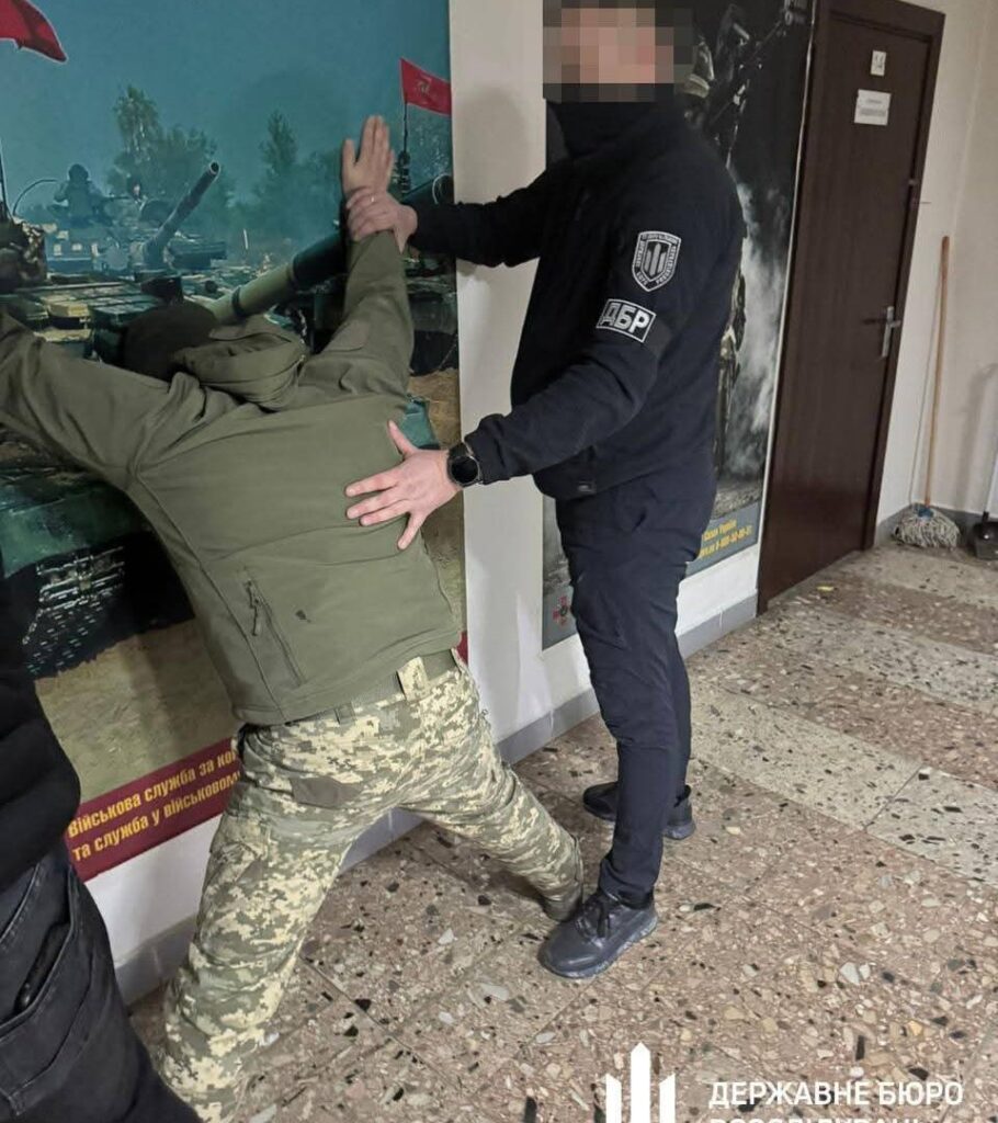 10 тисяч доларів за втечу: мукачівського військкома затримали на хабарі штаб.інфо