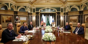 Делегація США, представники РФ і посередники зустрічі від Саудівської Аравії на переговорах у Палаці Дірія, Ер-Ріяд, Саудівська Аравія, 18 лютого 2025 року (Фото: REUTERS/Evelyn Hockstein/Pool)