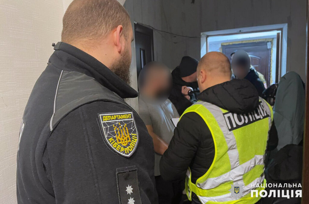 Кіберполіція під час обшуку у підозрюваного у розповсюдженні дитячої порнографії в Хмельницькому