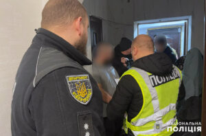 Кіберполіція під час обшуку у підозрюваного у розповсюдженні дитячої порнографії в Хмельницькому