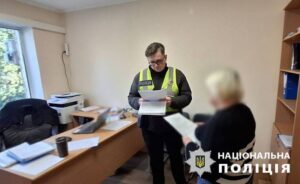 підозру службовиці комунального підприємства, яка закупила асфальтобетонну суміш зі збитком у понад 850 тисяч гривень