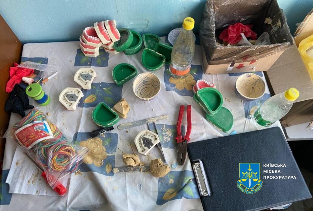 Продавали канабіс у щелепах – повідомлено про підозри чотирьом учасникам групи