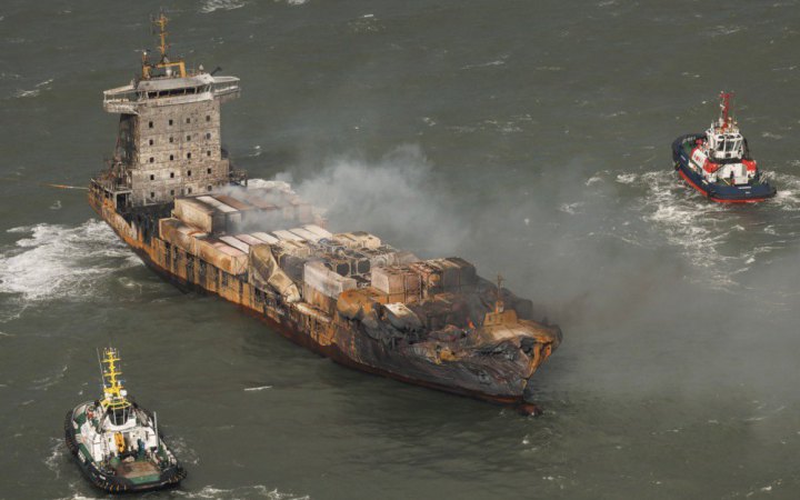 Вид на клуби диму над вантажним судном MV Solong в Північному морі Фото: EPA/UPG