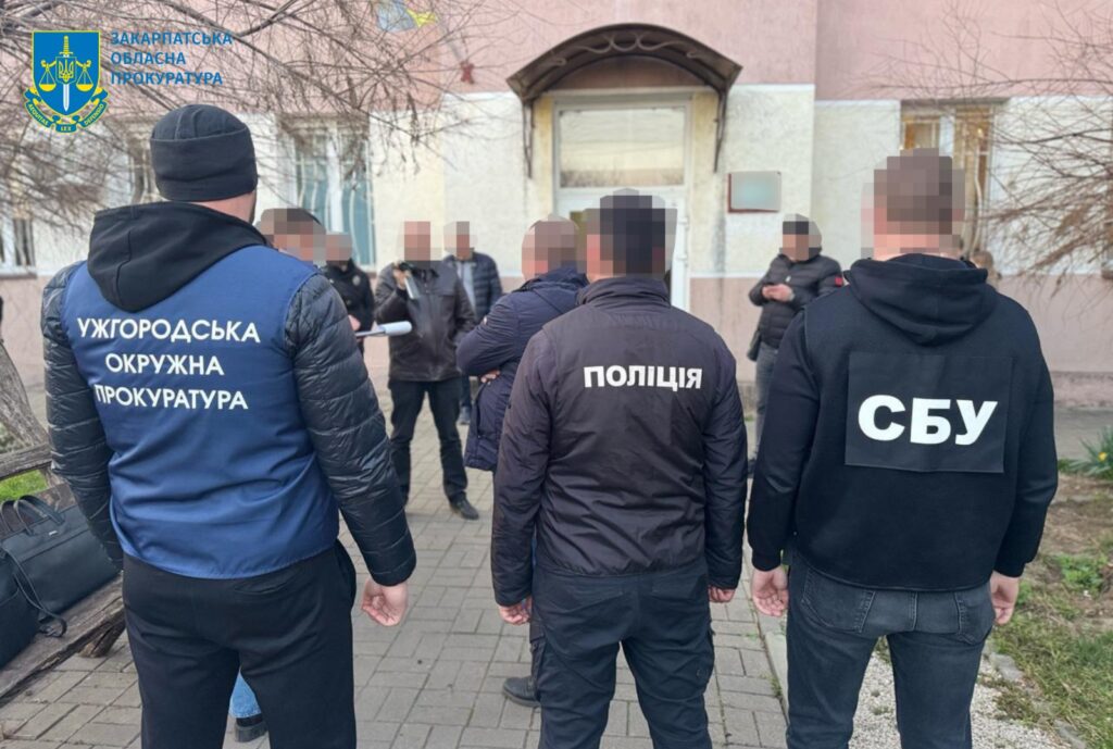 Хабар за «бронь»: як на Закарпатті працівник Укрзалізниці торгував документами — тільки на Shtab.info