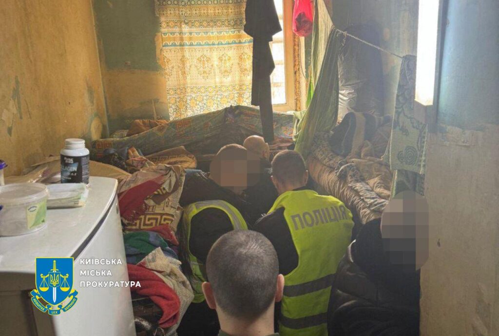 «Торгував» неіснуючими дровами зі столичного СІЗО – арештанту повідомлено про підозру у шахрайстві