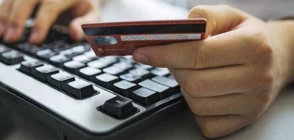 перевипускала картки клієнтів без їх відома