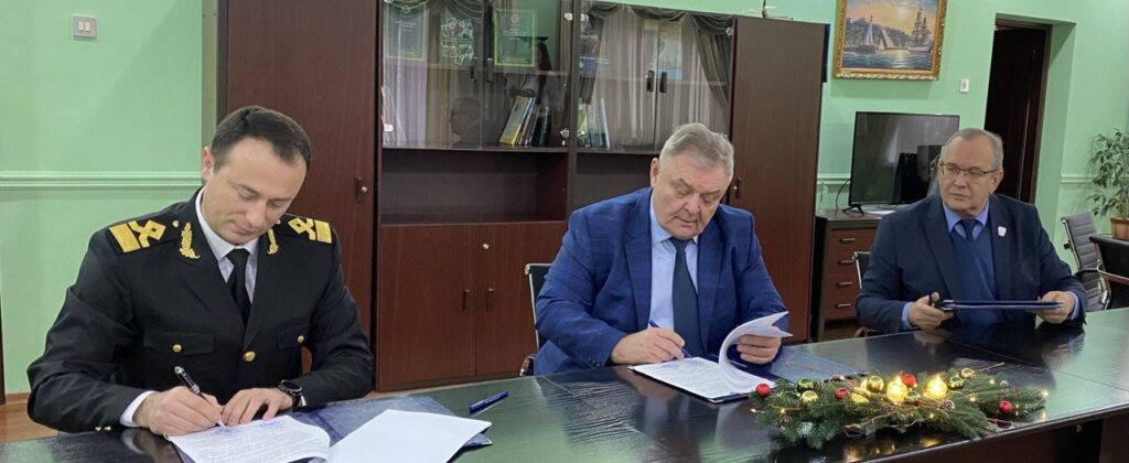 Прокурор САП подав позов до колишнього начальника Одеської митниці, а наразі начальника відділу митного оформлення №2 митного посту «Одеса-порт» Сергія Гринчишина (на фото посередині)