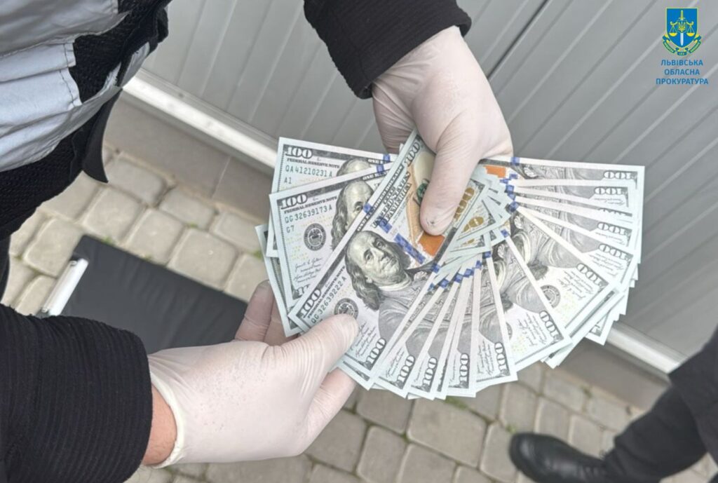 Спроба підкупу прокурора на Львівщині — затримано чоловіка, який пропонував хабар у 3 000 доларів. Актуальні новини від Shtab.info