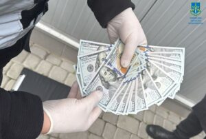 Спроба підкупу прокурора на Львівщині — затримано чоловіка, який пропонував хабар у 3 000 доларів. Актуальні новини від Shtab.info