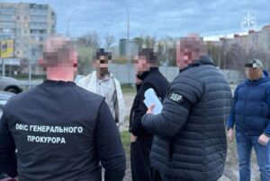 за гроші працевлаштовував чоловіків з метою бронювання