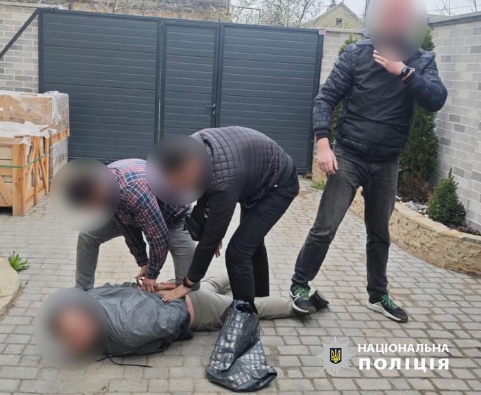 Затримання в Одесі за хабар — чоловік вимагав 130 тисяч доларів за “вплив” на суд. Новини корупції в Україні, Shtab.info
