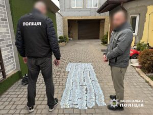Затримання в Одесі за хабар — чоловік вимагав 130 тисяч доларів за “вплив” на суд. Новини корупції в Україні, Shtab.info