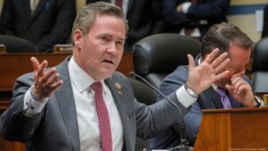 Назва новини: Скандал у США: журналіст потрапив у секретний чат через iPhone і людський фактор Підзаголовок: Радник Трампа помилково додав журналіста до чату в Signal, де обговорювалися військові операції Джерело: повідомляє Штаб.інфо з посиланням на The Guardian