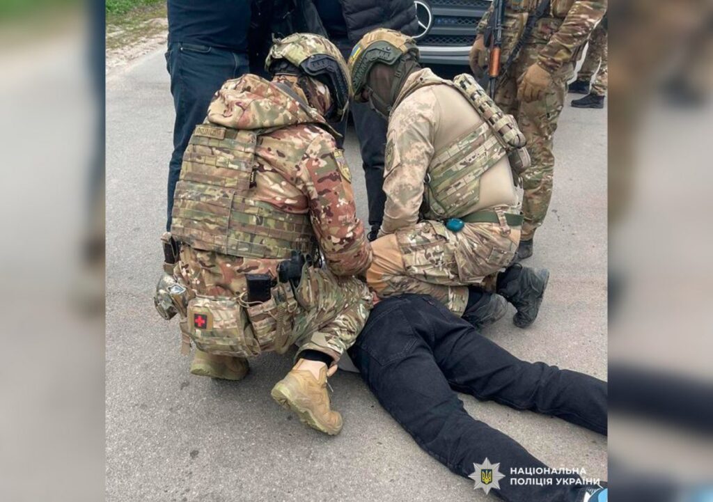 За $11 тисяч США «знімав з обліку»: на Харківщині затримали чоловіка, який обіцяв організувати нелегальний виїзд за кордон Штаб інфо