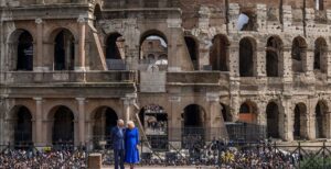 Король Чарльз і королева Камілла в Колізеї в Римі 8 квітня, на другий день їхнього державного візиту до Італії. Фото: Antonio Masiello/Getty