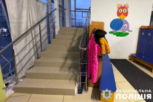 Підозрювана допустила падіння малюка зі сходів на підлогу.