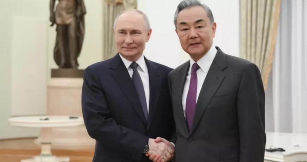 1 квітня 2025 р., Президент рф Путін (ліворуч) і міністр закордонних справ Китаю Ван І тиснуть один одному руки під час зустрічі в кремлі в москві.