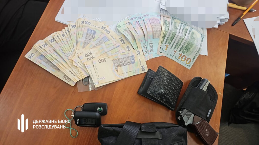 ДБР викрило правоохоронців, які вимагали гроші з підприємців, погрожуючи мобілізацією їхніх працівників