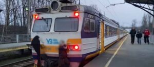 Катання на трамваях і потягах ззовні – небезпечна «розвага»