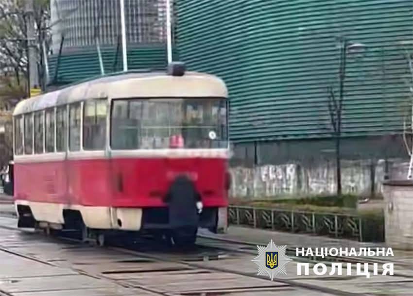 Катання на трамваях і потягах ззовні – небезпечна «розвага»