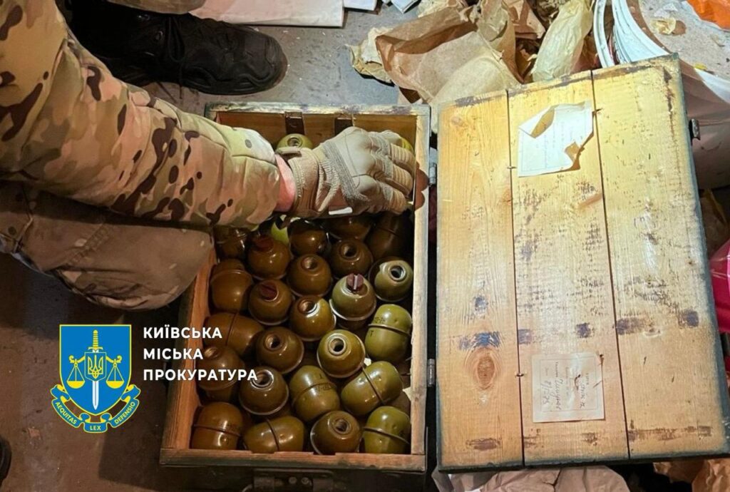 Двоє киян облаштували у столиці схрони боєприпасів та зброї – їх затримали, а зброю вилучили