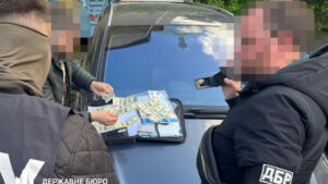 Затримання поліцейського за злив службової інформації